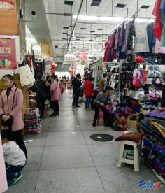 九龍小商品市場(chǎng)人氣有多旺？停車(chē)場(chǎng)